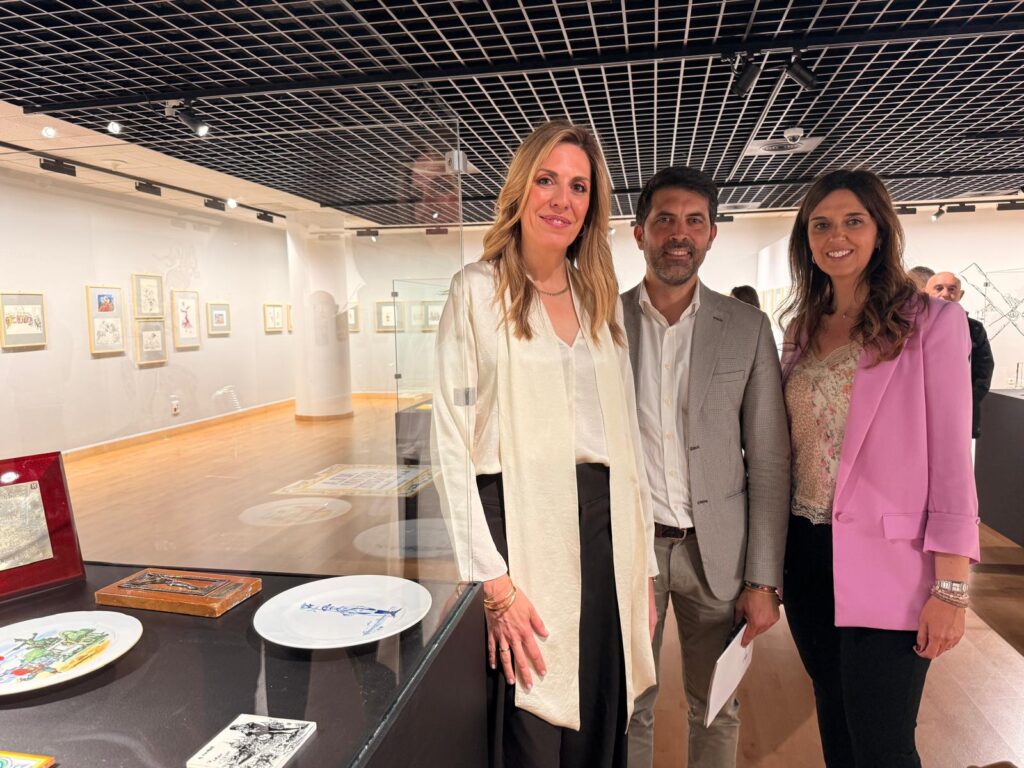 Alcaldesa de Pozuelo Paloma Tejero Toledo, y Concejala de cultura de Pozuelo Almudena Ruiz Escudero y Jon Urrutia Presidente Fundación Iruaritz Lezama.